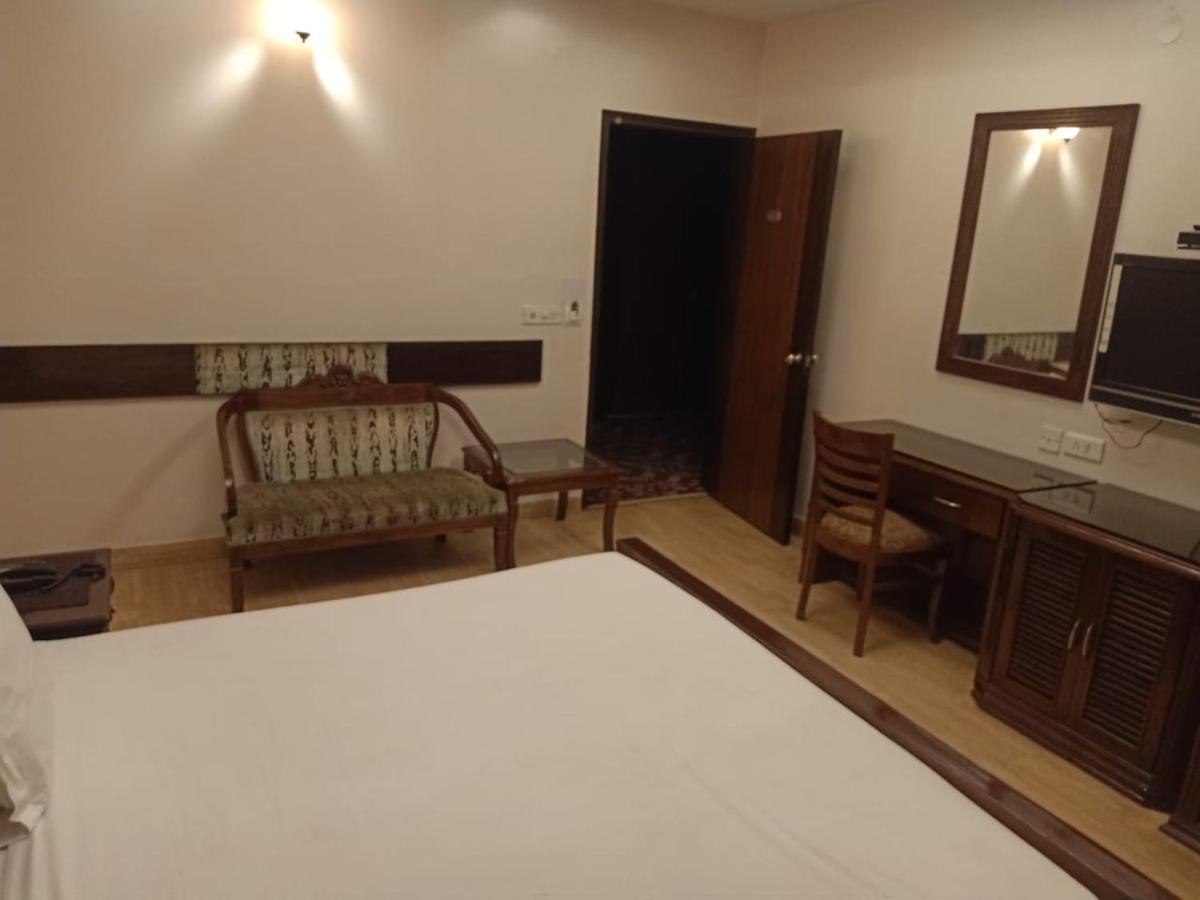 Hotel Clark Heights Ню Делхи Екстериор снимка