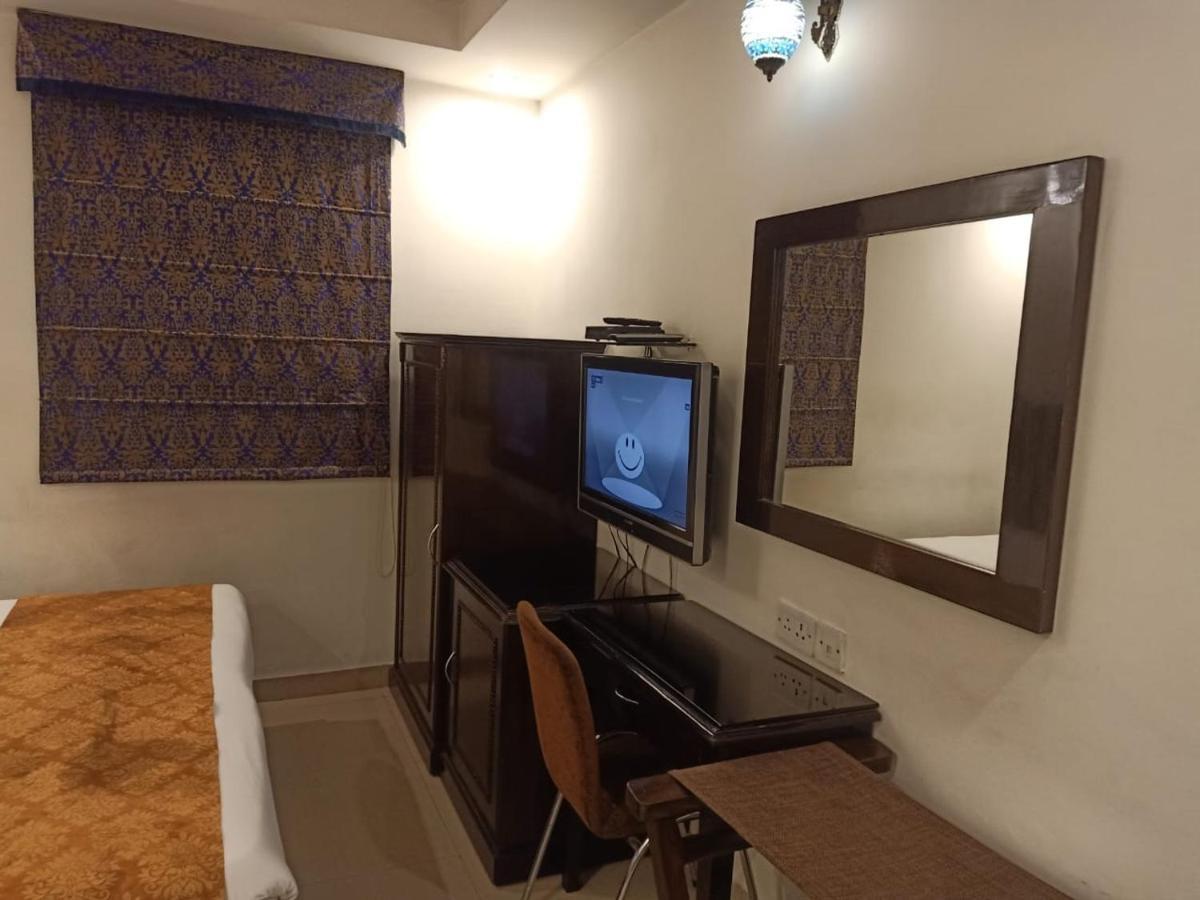 Hotel Clark Heights Ню Делхи Екстериор снимка