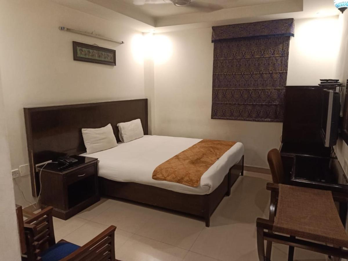 Hotel Clark Heights Ню Делхи Екстериор снимка
