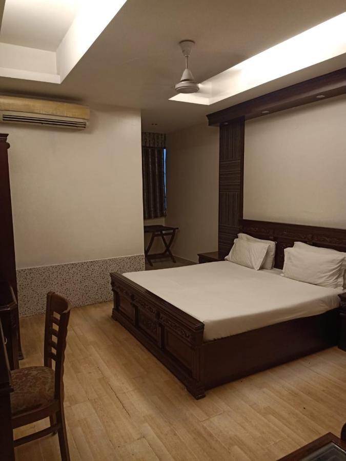 Hotel Clark Heights Ню Делхи Екстериор снимка