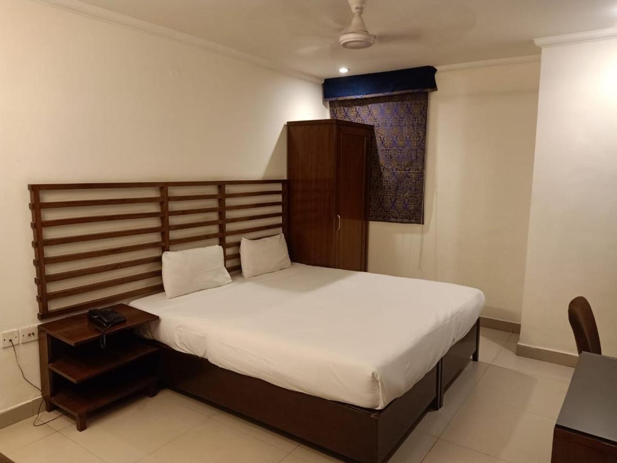 Hotel Clark Heights Ню Делхи Екстериор снимка