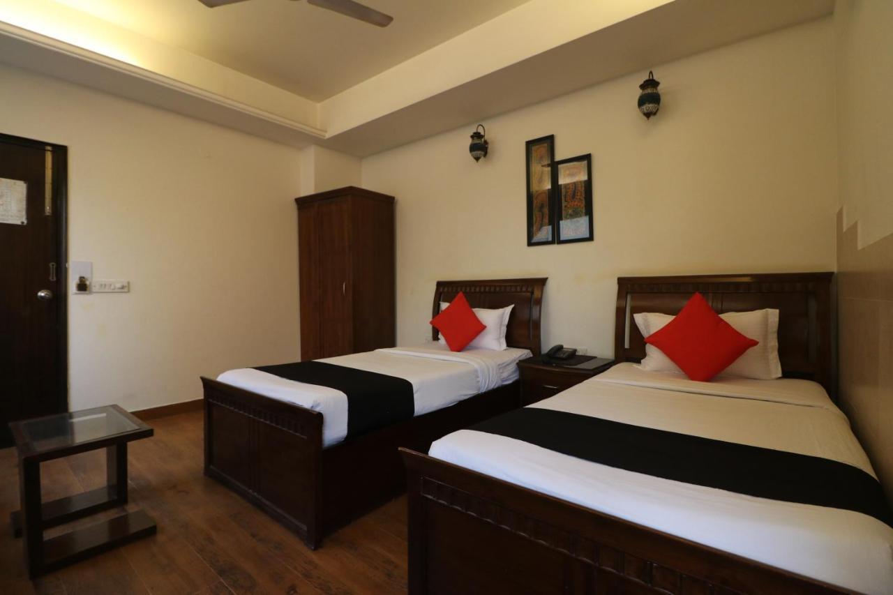 Hotel Clark Heights Ню Делхи Екстериор снимка