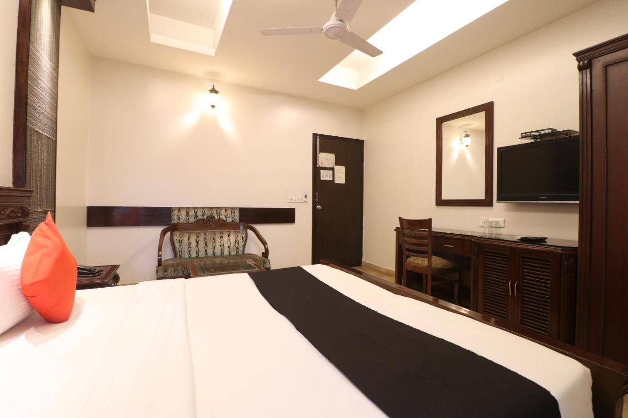 Hotel Clark Heights Ню Делхи Екстериор снимка