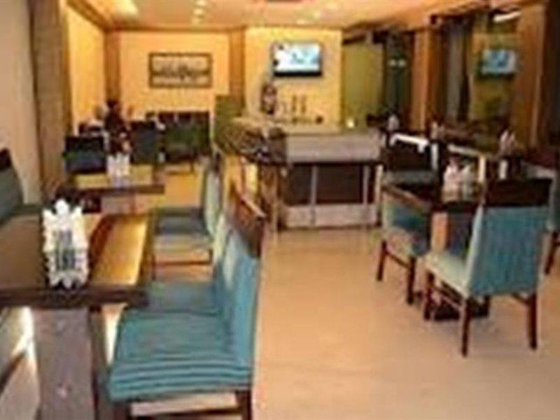 Hotel Clark Heights Ню Делхи Екстериор снимка