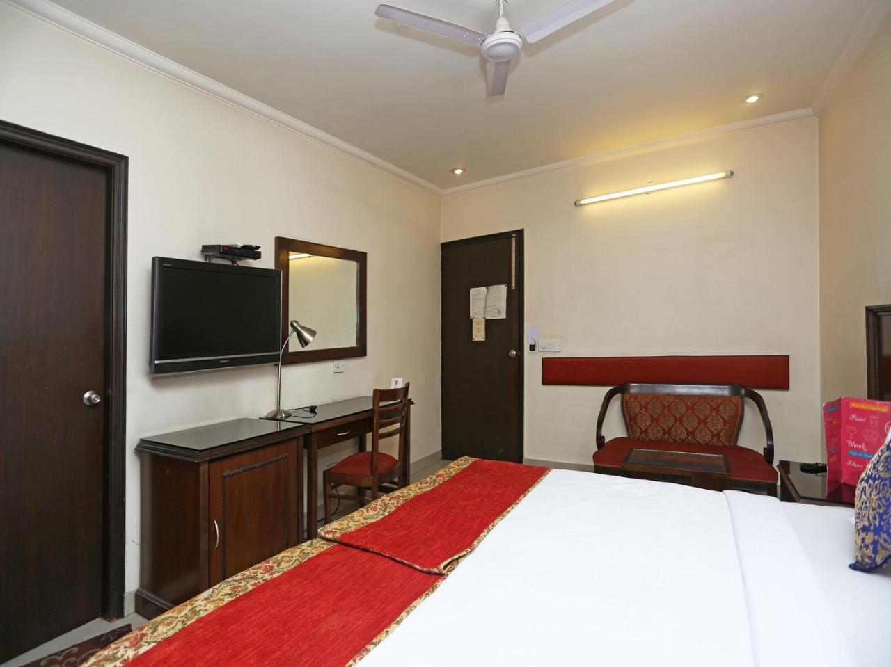 Hotel Clark Heights Ню Делхи Екстериор снимка