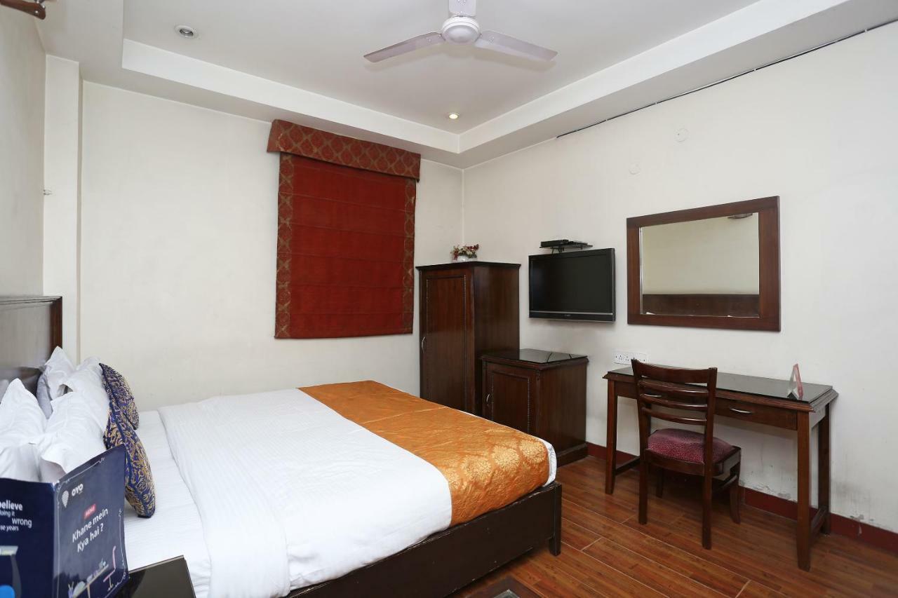 Hotel Clark Heights Ню Делхи Екстериор снимка