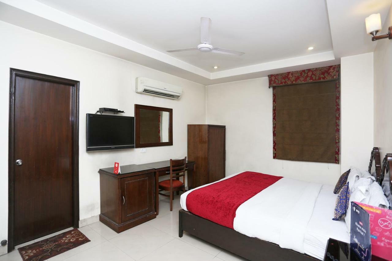 Hotel Clark Heights Ню Делхи Екстериор снимка